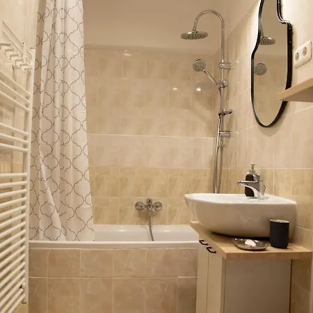 Apartamento 953 - Your Peace Of Mind, Ac & Parking Budapest